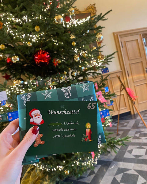 Wunschzettel-Weihnachtsbaumaktion im Aachener Rathaus