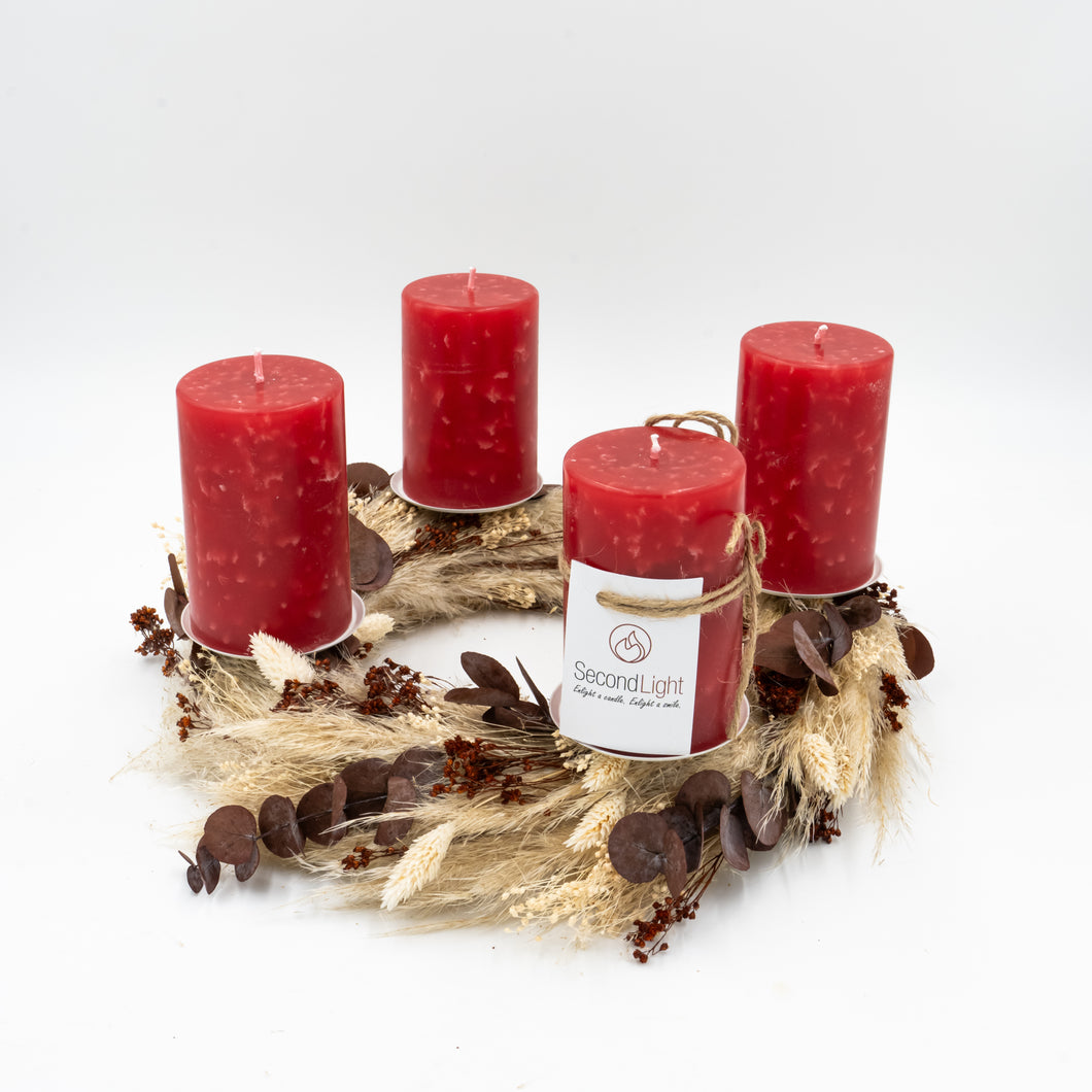 Adventskranz aus Trockenblumen mit Kerzen